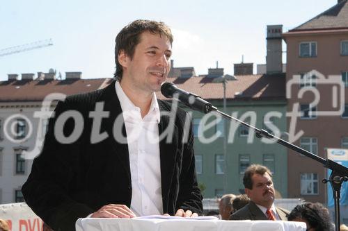 (C) Fotodienst/Anna Rauchenberger - Wien 30.08.2007 - MieterInnen beziehen den Wohnturm in der Kundratstraße 6 im 10. Wiener Gemeindebezirk: Heute wurden die Schlüssel feierlich übergeben.