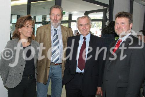 (C) Fotodienst/Anna Rauchenberger - Wien 30.08.2007 - MieterInnen beziehen den Wohnturm in der Kundratstraße 6 im 10. Wiener Gemeindebezirk: Heute wurden die Schlüssel feierlich übergeben. FOTO v.l.: BV-Stv. Ing. Josef Kaindl, Hans Sallmutter (Aufsichtsratsvorsitzender GPA), Wohnbaustadtrat Dr. Michael Ludwig.