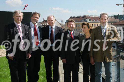 (C) Fotodienst/Anna Rauchenberger - Wien 30.08.2007 - MieterInnen beziehen den Wohnturm in der Kundratstraße 6 im 10. Wiener Gemeindebezirk: Heute wurden die Schlüssel feierlich übergeben. FOTO v.l.: Herbert Hasenzagel (GF WBV-GPA), Mag. Michael Gehbauer (GF WBV - GPA), Hans Sallmutter (Aufsichtsratsvorsitzender GPA), Wohnbaustadtrat Dr. Michael Ludwig, BV-Stv. Ing. Josef Kaindl.