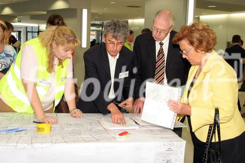 (C) Fotodienst/Anna Rauchenberger - Wien 30.08.2007 - MieterInnen beziehen den Wohnturm in der Kundratstraße 6 im 10. Wiener Gemeindebezirk: Heute wurden die Schlüssel feierlich übergeben.