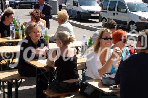 (C) Fotodienst/Anna Rauchenberger - Wien 30.08.2007 - MieterInnen beziehen den Wohnturm in der Kundratstraße 6 im 10. Wiener Gemeindebezirk: Heute wurden die Schlüssel feierlich übergeben.