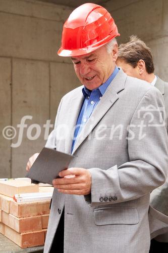 (c) fotodienst/Dan Carabas - Wien 22.06.07 - Wohnbauver. für Privatangestellte Gemeinnützige: Feierlichkeit zum Spatenstich - FOTO: v.li.: AR-Vorsitzender Hans Sallmuter, Dir. Michael Lichtenegger, Prok. Maximilian
Höller, Arch. Gerhard Mossburger, GF Michael Gehbauer