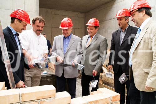 (c) fotodienst/Dan Carabas - Wien 22.06.07 - Wohnbauver. für Privatangestellte Gemeinnützige: Feierlichkeit zum Spatenstich - FOTO: v.li.: AR-Vorsitzender Hans Sallmuter, Dir. Michael Lichtenegger, Prok. Maximilian
Höller, Arch. Gerhard Mossburger, GF Michael Gehbauer