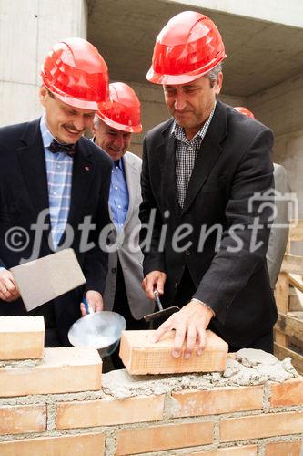 (c) fotodienst/Dan Carabas - Wien 22.06.07 - Wohnbauver. für Privatangestellte Gemeinnützige: Feierlichkeit zum Spatenstich - FOTO: v.li.: AR-Vorsitzender Hans Sallmuter, Dir. Michael Lichtenegger, Prok. Maximilian
Höller, Arch. Gerhard Mossburger, GF Michael Gehbauer