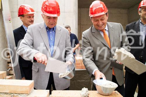 (c) fotodienst/Dan Carabas - Wien 22.06.07 - Wohnbauver. für Privatangestellte Gemeinnützige: Feierlichkeit zum Spatenstich - FOTO: v.li.: AR-Vorsitzender Hans Sallmuter, Dir. Michael Lichtenegger, Prok. Maximilian
Höller, Arch. Gerhard Mossburger, GF Michael Gehbauer