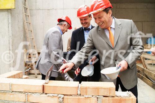 (c) fotodienst/Dan Carabas - Wien 22.06.07 - Wohnbauver. für Privatangestellte Gemeinnützige: Feierlichkeit zum Spatenstich - FOTO: v.li.: AR-Vorsitzender Hans Sallmuter, Dir. Michael Lichtenegger, Prok. Maximilian
Höller, Arch. Gerhard Mossburger, GF Michael Gehbauer