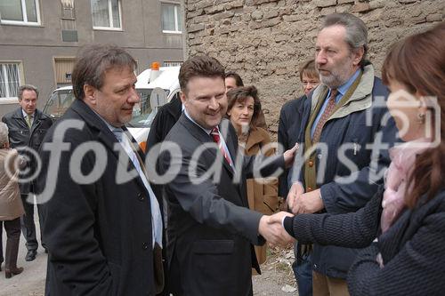 Spatenanstich in der Quellenstraße 48 Foto v.li.na.re: Mag. Michael Gehbauer (GF Wohnbauvereinigung für Privatangestellte), Stadtrat Dr. Michael Ludwig, Bezirksvorsteher-Stv. Josef Kaindl