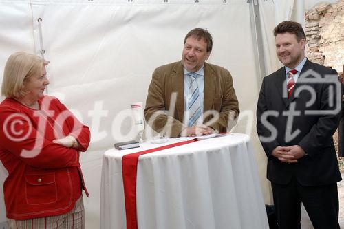 Spatenanstich in der Quellenstraße 48  Foto v.li.na.re: Bezirksvorsteherin Hermine Mospointner; Mag. Michael Gehbauer (GF Wohnbauvereinigung für Privatangestellte), Stadtrat Dr. Michael Ludwig