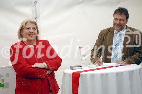 Spatenanstich in der Quellenstraße 48  Foto v.li.na.re: Bezirksvorsteherin Hermine Mospointner; Mag. Michael Gehbauer (GF Wohnbauvereinigung für Privatangestellte)