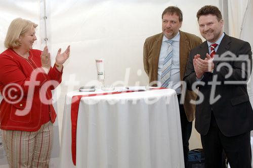 Spatenanstich in der Quellenstraße 48  Foto v.li.na.re: Bezirksvorsteherin Hermine Mospointner; Mag. Michael Gehbauer (GF Wohnbauvereinigung für Privatangestellte), Stadtrat Dr. Michael Ludwig