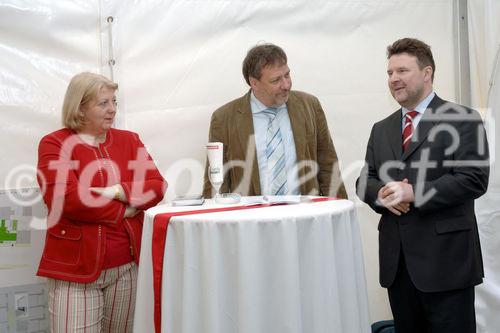 Spatenanstich in der Quellenstraße 48  Foto v.li.na.re: Bezirksvorsteherin Hermine Mospointner; Mag. Michael Gehbauer (GF Wohnbauvereinigung für Privatangestellte), Stadtrat Dr. Michael Ludwig 