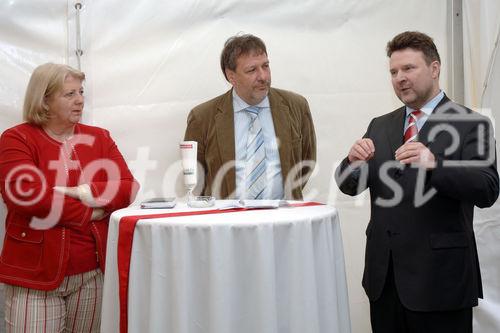 Spatenanstich in der Quellenstraße 48  Foto v.li.na.re: Bezirksvorsteherin Hermine Mospointner; Mag. Michael Gehbauer (GF Wohnbauvereinigung für Privatangestellte), Stadtrat Dr. Michael Ludwig