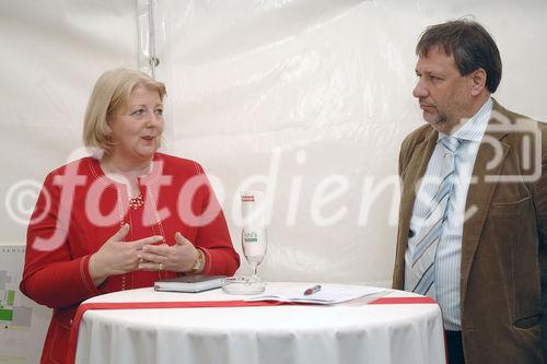 Spatenanstich in der Quellenstraße 48  Foto v.li.na.re: Bezirksvorsteherin Hermine Mospointner; Mag. Michael Gehbauer (GF Wohnbauvereinigung für Privatangestellte)