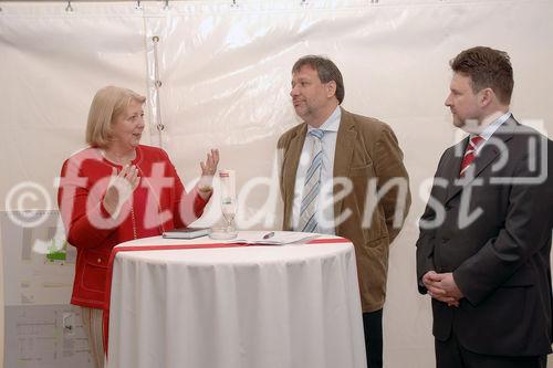 Spatenanstich in der Quellenstraße 48  Foto v.li.na.re: Bezirksvorsteherin Hermine Mospointner; Mag. Michael Gehbauer (GF Wohnbauvereinigung für Privatangestellte), Stadtrat Dr. Michael Ludwig