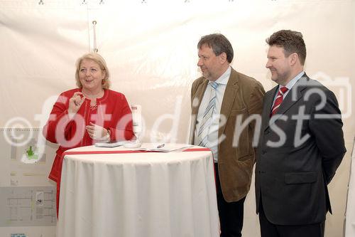 Spatenanstich in der Quellenstraße 48  Foto v.li.na.re: Bezirksvorsteherin Hermine Mospointner; Mag. Michael Gehbauer (GF Wohnbauvereinigung für Privatangestellte), Stadtrat Dr. Michael Ludwig
