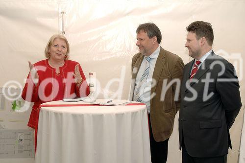 Spatenanstich in der Quellenstraße 48  Foto v.li.na.re: Bezirksvorsteherin Hermine Mospointner; Mag. Michael Gehbauer (GF Wohnbauvereinigung für Privatangestellte), Stadtrat Dr. Michael Ludwig