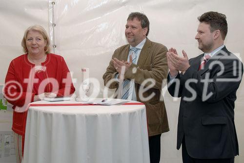 Spatenanstich in der Quellenstraße 48  Foto v.li.na.re: Bezirksvorsteherin Hermine Mospointner; Mag. Michael Gehbauer (GF Wohnbauvereinigung für Privatangestellte), Stadtrat Dr. Michael Ludwig