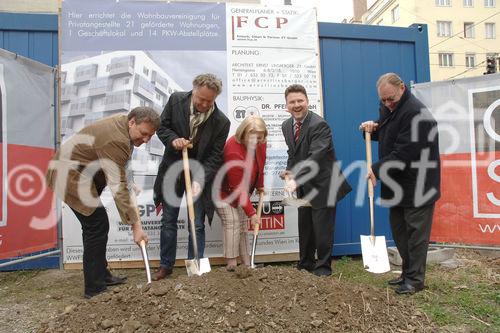 Spatenanstich in der Quellenstraße 48  Foto v.li.na.re: Mag. Michael Gehbauer, Arch. Ernst Linsberger, Bezirksvorsteherin Hermine Mospointner, Stadtrat Dr. Michael Ludwig, GPA-Privatstiftungsvorstand Walter Zwiauer
