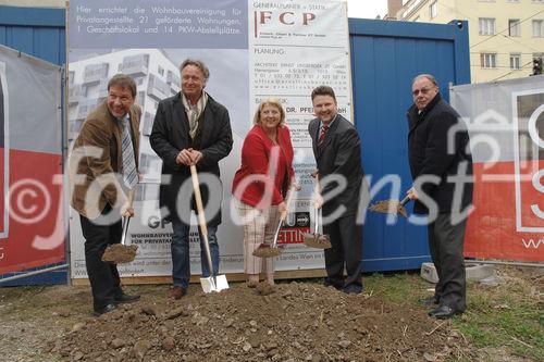 Spatenanstich in der Quellenstraße 48  Foto v.li.na.re: Mag. Michael Gehbauer, Arch. Ernst Linsberger, Bezirksvorsteherin Hermine Mospointner, Stadtrat Dr. Michael Ludwig, GPA-Privatstiftungsvorstand Walter Zwiauer
