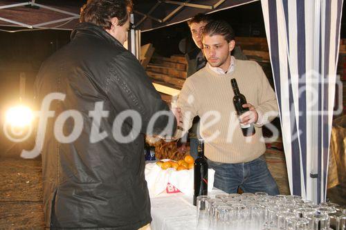 (C) fotodienst/Anna Rauchenberger - Purkersdorf - 27.11.2006  - Der Spatenstich zum neuen Wohnhaus in Purkersdorf wurde zuerst auf der Liegenschaft und anschließend in gemütlicher Atmosphäre in einem Lokal gefeiert.