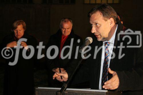 (C) fotodienst/Anna Rauchenberger - Purkersdorf - 27.11.2006  - Der Spatenstich zum neuen Wohnhaus in Purkersdorf wurde zuerst auf der Liegenschaft und anschließend in gemütlicher Atmosphäre in einem Lokal gefeiert. FOTO: Mag. Michael Gehbauer (GF der Wohnbauvereinigung für Privatangestellte).