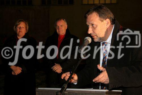 (C) fotodienst/Anna Rauchenberger - Purkersdorf - 27.11.2006  - Der Spatenstich zum neuen Wohnhaus in Purkersdorf wurde zuerst auf der Liegenschaft und anschließend in gemütlicher Atmosphäre in einem Lokal gefeiert. FOTO: Mag. Michael Gehbauer (GF der Wohnbauvereinigung für Privatangestellte).