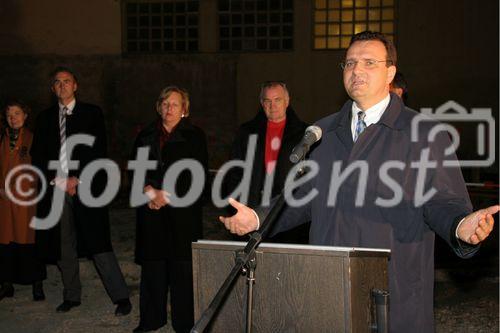 (C) fotodienst/Anna Rauchenberger - Purkersdorf - 27.11.2006  - Der Spatenstich zum neuen Wohnhaus in Purkersdorf wurde zuerst auf der Liegenschaft und anschließend in gemütlicher Atmosphäre in einem Lokal gefeiert. FOTO:  Mag. Karl Schlögl (Bgm. Purkersdorf).