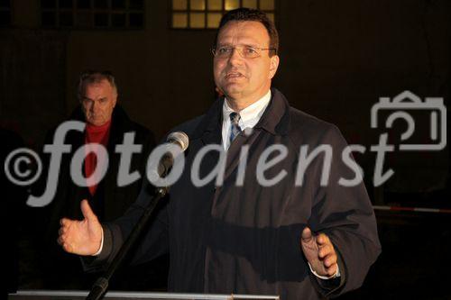 (C) fotodienst/Anna Rauchenberger - Purkersdorf - 27.11.2006  - Der Spatenstich zum neuen Wohnhaus in Purkersdorf wurde zuerst auf der Liegenschaft und anschließend in gemütlicher Atmosphäre in einem Lokal gefeiert. FOTO:  Mag. Karl Schlögl (Bgm. Purkersdorf).