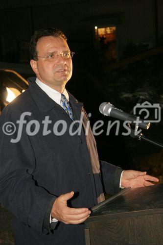 (C) fotodienst/Anna Rauchenberger - Purkersdorf - 27.11.2006  - Der Spatenstich zum neuen Wohnhaus in Purkersdorf wurde zuerst auf der Liegenschaft und anschließend in gemütlicher Atmosphäre in einem Lokal gefeiert. FOTO:  Mag. Karl Schlögl (Bgm. Purkersdorf).