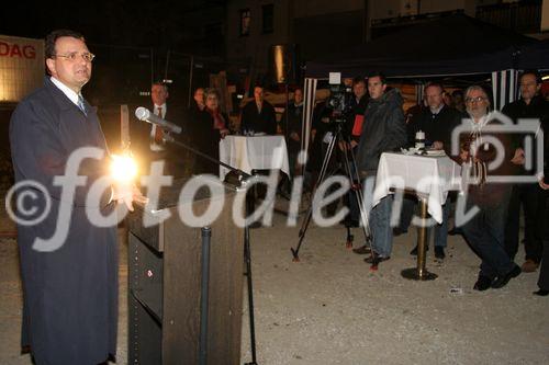 (C) fotodienst/Anna Rauchenberger - Purkersdorf - 27.11.2006  - Der Spatenstich zum neuen Wohnhaus in Purkersdorf wurde zuerst auf der Liegenschaft und anschließend in gemütlicher Atmosphäre in einem Lokal gefeiert. FOTO:  Mag. Karl Schlögl (Bgm. Purkersdorf).