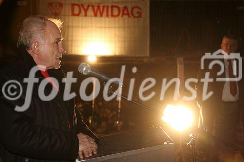 (C) fotodienst/Anna Rauchenberger - Purkersdorf - 27.11.2006  - Der Spatenstich zum neuen Wohnhaus in Purkersdorf wurde zuerst auf der Liegenschaft und anschließend in gemütlicher Atmosphäre in einem Lokal gefeiert. FOTO: Hans Sallmutter (Aufsichtsratsvorsitzender der Wohnbauvereinigung für Privatangestellte).