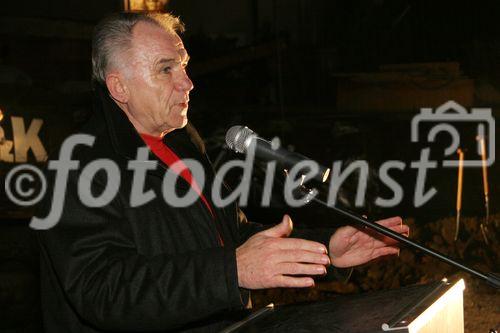 (C) fotodienst/Anna Rauchenberger - Purkersdorf - 27.11.2006  - Der Spatenstich zum neuen Wohnhaus in Purkersdorf wurde zuerst auf der Liegenschaft und anschließend in gemütlicher Atmosphäre in einem Lokal gefeiert. FOTO: Hans Sallmutter (Aufsichtsratsvorsitzender der Wohnbauvereinigung für Privatangestellte).