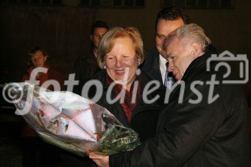 (C) fotodienst/Anna Rauchenberger - Purkersdorf - 27.11.2006  - Der Spatenstich zum neuen Wohnhaus in Purkersdorf wurde zuerst auf der Liegenschaft und anschließend in gemütlicher Atmosphäre in einem Lokal gefeiert. FOTO v.l.:  Heidemaria Onodi (Landeshauptmann-Stv., NÖ), Mag. Karl Schlögl (Bgm. Purkersdorf), Hans Sallmutter (Aufsichtsratsvorsitzender der Wohnbauvereinigung für Privatangestellte).