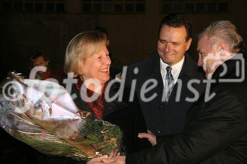 (C) fotodienst/Anna Rauchenberger - Purkersdorf - 27.11.2006  - Der Spatenstich zum neuen Wohnhaus in Purkersdorf wurde zuerst auf der Liegenschaft und anschließend in gemütlicher Atmosphäre in einem Lokal gefeiert. FOTO v.l.:  Heidemaria Onodi (Landeshauptmann-Stv., NÖ), Mag. Karl Schlögl (Bgm. Purkersdorf), Hans Sallmutter (Aufsichtsratsvorsitzender der Wohnbauvereinigung für Privatangestellte).