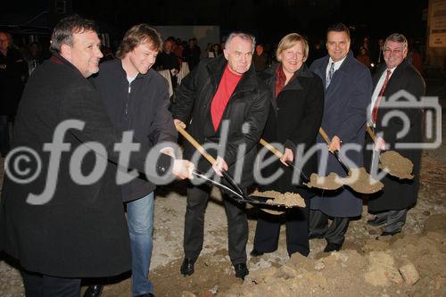 (C) fotodienst/Anna Rauchenberger - Purkersdorf - 27.11.2006  - Der Spatenstich zum neuen Wohnhaus in Purkersdorf wurde zuerst auf der Liegenschaft und anschließend in gemütlicher Atmosphäre in einem Lokal gefeiert. FOTO v.l.: Mag. Michael Gehbauer (GF der Wohnbauvereinigung für Privatangestellte), Ing. Christian Hehenberger (GF der
Wohnbauvereinigung für Privatangestellte),  Hans Sallmutter (Aufsichtsratsvorsitzender der Wohnbauvereinigung für Privatangestellte), Heidemaria Onodi (Landeshauptmann-Stv., NÖ), Mag. Karl Schlögl (Bgm. Purkersdorf), Ing. Dieter Orthner (Dyckerhoff & Widmann Ges.m.b.H.). 