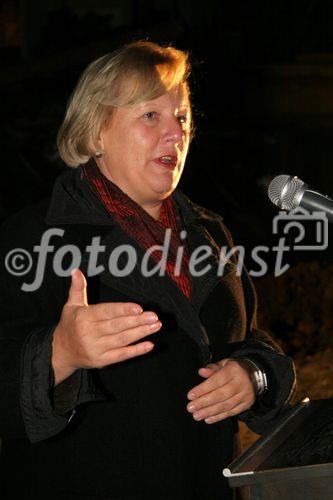 (C) fotodienst/Anna Rauchenberger - Purkersdorf - 27.11.2006  - Der Spatenstich zum neuen Wohnhaus in Purkersdorf wurde zuerst auf der Liegenschaft und anschließend in gemütlicher Atmosphäre in einem Lokal gefeiert. FOTO:  Heidemaria Onodi (Landeshauptmann-Stv., NÖ).