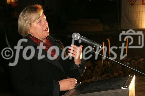 (C) fotodienst/Anna Rauchenberger - Purkersdorf - 27.11.2006  - Der Spatenstich zum neuen Wohnhaus in Purkersdorf wurde zuerst auf der Liegenschaft und anschließend in gemütlicher Atmosphäre in einem Lokal gefeiert. FOTO:  Heidemaria Onodi (Landeshauptmann-Stv., NÖ).