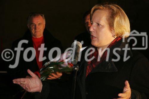 (C) fotodienst/Anna Rauchenberger - Purkersdorf - 27.11.2006  - Der Spatenstich zum neuen Wohnhaus in Purkersdorf wurde zuerst auf der Liegenschaft und anschließend in gemütlicher Atmosphäre in einem Lokal gefeiert. FOTO:  Heidemaria Onodi (Landeshauptmann-Stv., NÖ).