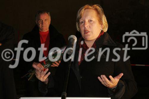 (C) fotodienst/Anna Rauchenberger - Purkersdorf - 27.11.2006  - Der Spatenstich zum neuen Wohnhaus in Purkersdorf wurde zuerst auf der Liegenschaft und anschließend in gemütlicher Atmosphäre in einem Lokal gefeiert. FOTO:  Heidemaria Onodi (Landeshauptmann-Stv., NÖ).