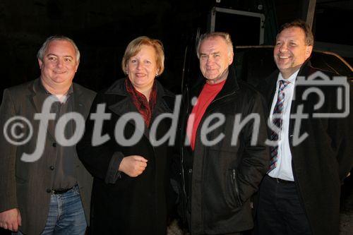 (C) fotodienst/Anna Rauchenberger - Purkersdorf - 27.11.2006  - Der Spatenstich zum neuen Wohnhaus in Purkersdorf wurde zuerst auf der Liegenschaft und anschließend in gemütlicher Atmosphäre in einem Lokal gefeiert. FOTO v.r.: Mag. Michael Gehbauer (GF der Wohnbauvereinigung für Privatangestellte), Hans Sallmutter (Aufsichtsratsvorsitzender der Wohnbauvereinigung für Privatangestellte), Heidemaria Onodi (Landeshauptmann-Stv., NÖ), Christian Putz (SPÖ Niederösterreich - Purkersdorf).