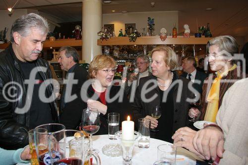 (C) fotodienst/Anna Rauchenberger - Purkersdorf - 27.11.2006  - Der Spatenstich zum neuen Wohnhaus in Purkersdorf wurde zuerst auf der Liegenschaft und anschließend in gemütlicher Atmosphäre in einem Lokal gefeiert.