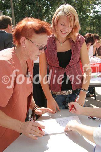 (C) fotodienst/Anna Rauchenberger - Purkersdorf - 24.08.2006 - Das Wohnhaus 3002 Purkersdorf, Pfarrhofgasse 5-7 wurde heute feierlich eröffnet. FOTO: Neue Mieter bei der Unterzeichnung eines Dokuments.