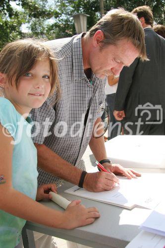 (C) fotodienst/Anna Rauchenberger - Purkersdorf - 24.08.2006 - Das Wohnhaus 3002 Purkersdorf, Pfarrhofgasse 5-7 wurde heute feierlich eröffnet. FOTO: Neue Mieter bei der Unterzeichnung eines Dokuments.