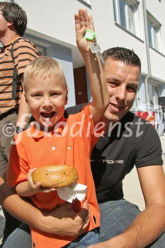 (C) fotodienst/Anna Rauchenberger - Purkersdorf - 24.08.2006 - Das Wohnhaus 3002 Purkersdorf, Pfarrhofgasse 5-7 wurde heute feierlich eröffnet. FOTO: Mieter freuen sich auf ihre neue Wohnung.