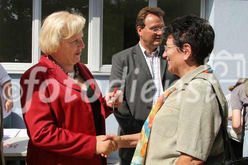 (C) fotodienst/Anna Rauchenberger - Purkersdorf - 24.08.2006 - Das Wohnhaus 3002 Purkersdorf, Pfarrhofgasse 5-7 wurde heute feierlich eröffnet. FOTO: Schlüsselübergabe an eine Mieterin, v.l.: Heidemaria Onodi (Landeshauptmann-Stv., NÖ), Mag. Karl Schlögl (Bgm. Purkersdorf), Mieterin.