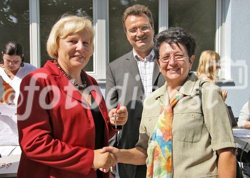 (C) fotodienst/Anna Rauchenberger - Purkersdorf - 24.08.2006 - Das Wohnhaus 3002 Purkersdorf, Pfarrhofgasse 5-7 wurde heute feierlich eröffnet. FOTO: Schlüsselübergabe an eine Mieterin, v.l.: Heidemaria Onodi (Landeshauptmann-Stv., NÖ), Mag. Karl Schlögl (Bgm. Purkersdorf), Mieterin.