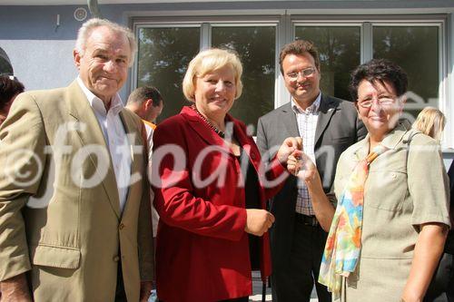 (C) fotodienst/Anna Rauchenberger - Purkersdorf - 24.08.2006 - Das Wohnhaus 3002 Purkersdorf, Pfarrhofgasse 5-7 wurde heute feierlich eröffnet. FOTO: Schlüsselübergabe an eine Mieterin, v.l.: Hans Sallmutter (Aufsichtsratsvorsitzender der Wohnbauvereinigung für Privatangestellte), Heidemaria Onodi (Landeshauptmann-Stv., NÖ), Mag. Karl Schlögl (Bgm. Purkersdorf), Mieterin.