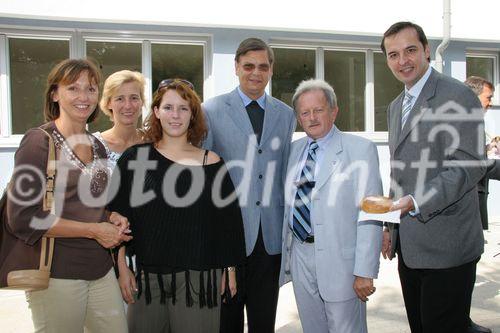 (C) fotodienst/Anna Rauchenberger - Purkersdorf - 24.08.2006 - Das Wohnhaus 3002 Purkersdorf, Pfarrhofgasse 5-7 wurde heute feierlich eröffnet. FOTO: Salz und Brot im neu gebauten Haus oder beim Einzug in eine neue Wohnung sollen die künftigen Bewohner vor Mangel an Lebensmitteln bewahren.