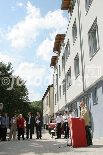 (C) fotodienst/Anna Rauchenberger - Purkersdorf - 24.08.2006 - Das Wohnhaus 3002 Purkersdorf, Pfarrhofgasse 5-7 wurde heute feierlich eröffnet. FOTO: Hans Sallmutter (Aufsichtsratsvorsitzender der Wohnbauvereinigung für Privatangestellte).