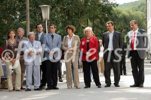 (C) fotodienst/Anna Rauchenberger - Purkersdorf - 24.08.2006 - Das Wohnhaus 3002 Purkersdorf, Pfarrhofgasse 5-7 wurde heute feierlich eröffnet. FOTO: Schlüsselübergabe an eine Mieterin, v.r.: Mag. Michael Gehbauer (GF der Wohnbauvereinigung für Privatangestellte), Mag. Karl Schlögl (Bgm. Purkersdorf), Heidemaria Onodi (Landeshauptmann-Stv., NÖ), Mieterin, Pfarrer Anton M. Guber.